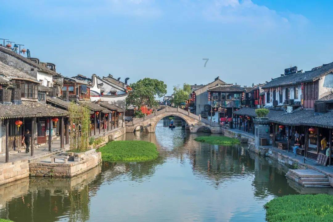 危险动作，王哲林空中拉拽浙江队外援，裁判回看后判罚违体